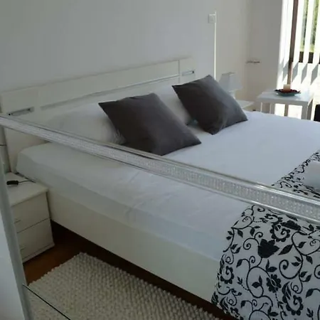 Apartman Kivenich דירה Divšići
