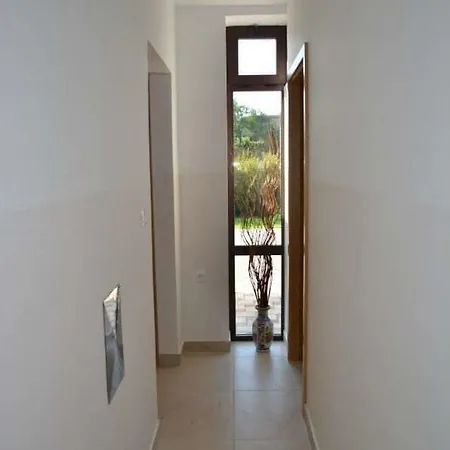 Apartman Kivenich דירה *